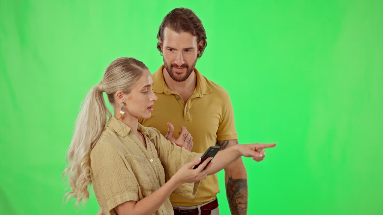 pareja, teléfono gps y pantalla verde en el viaje