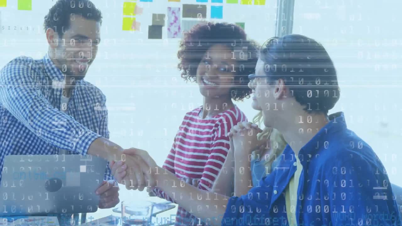 animación del procesamiento de datos sobre el apretón de manos de la gente de negocios