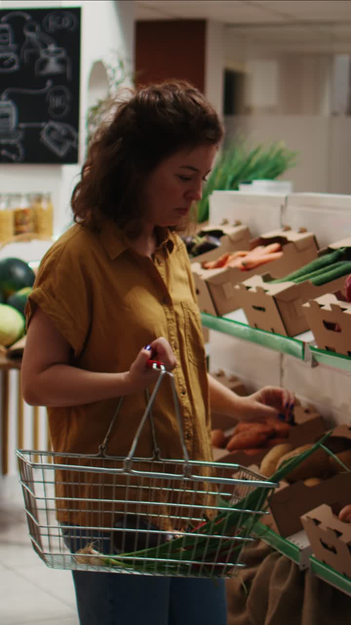 Vídeo vertical. El cliente añade verduras orgánicas a la cesta