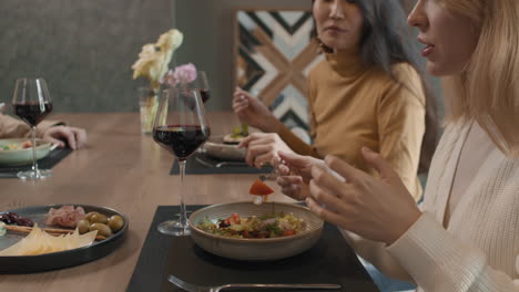 amigos disfrutando de una comida en un restaurante