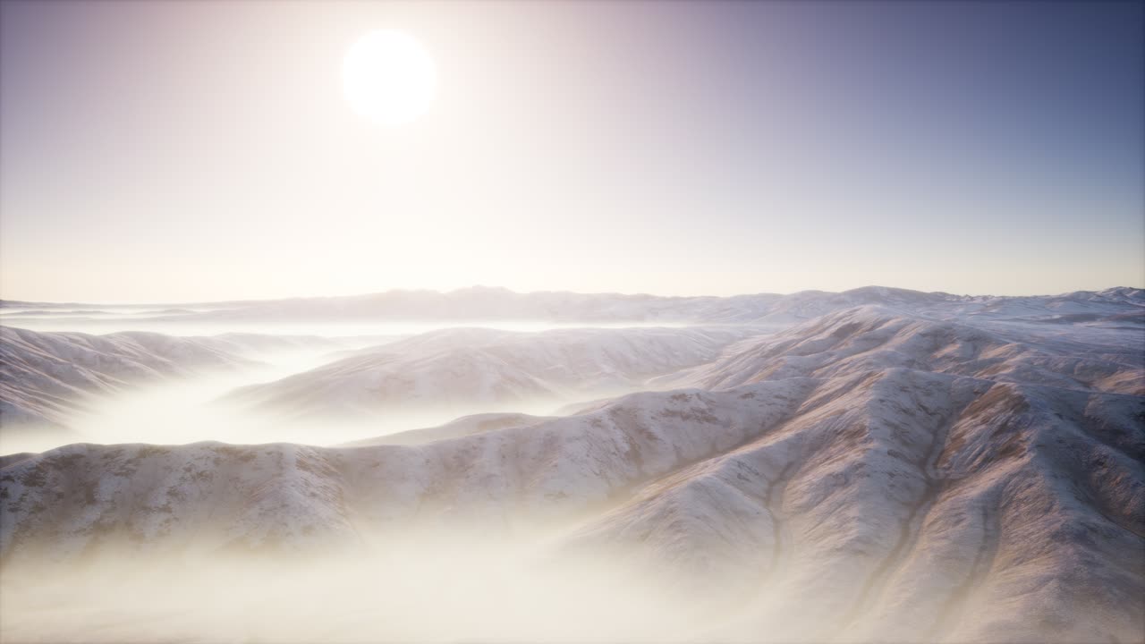 아침 에 깊은 안개 가 있는 산악 풍경