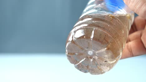 agua sucia en botella de plástico