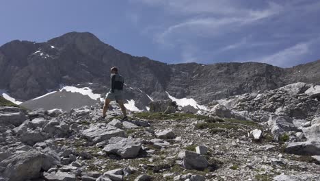 excursionista en terreno rocoso montaña ascendente inclinación pan seguido rockies, kananaskis, alberta, canadá
