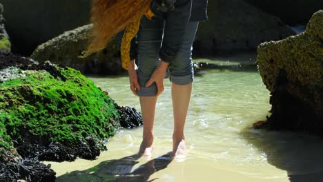 Mujer-En-La-Playa-En-Un-Día-Soleado-4k