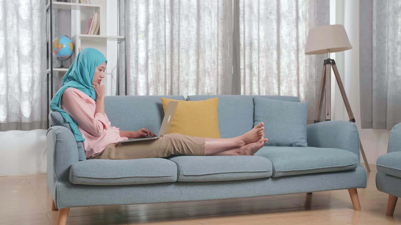 집에서 노트북으로 일하는 여성