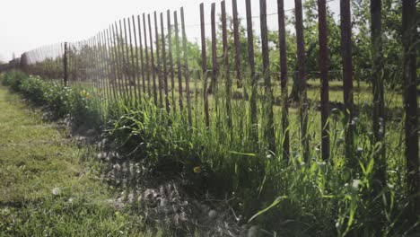 una valla en el campo sopla y se sacude con el viento