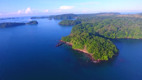 veleros monocasco anclados en una bahía de aguas tranquilas frente a la costa de la isla de parida en un archipiélago en panamá