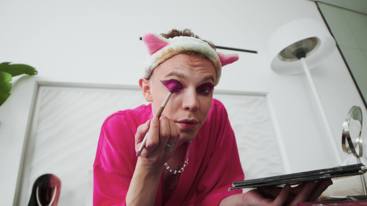 침대에 누워있는 괴상한 남자들