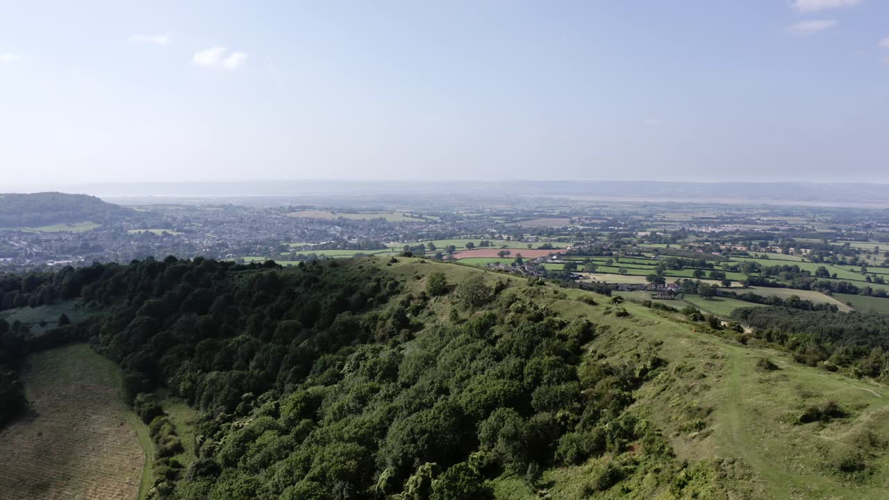 antena - hermoso cielo azul y colinas cerca de uley, cotswolds, inglaterra, toma inversa