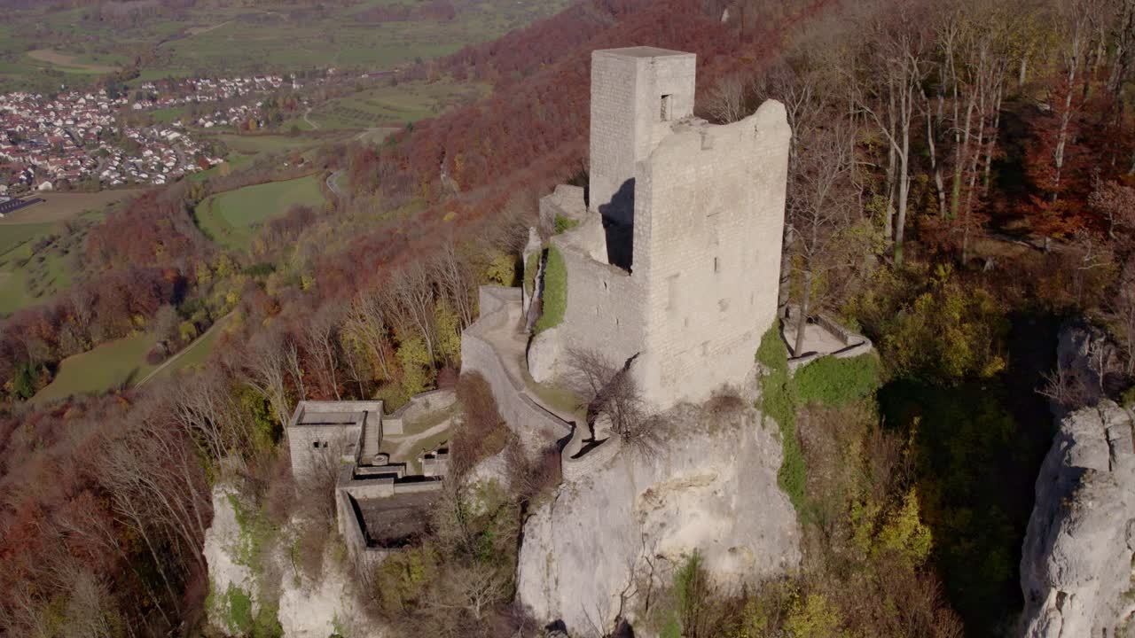 Reruntuhan kastil bersejarah di tebing yang dikelilingi pegunungan, Neidlingen, Jerman.