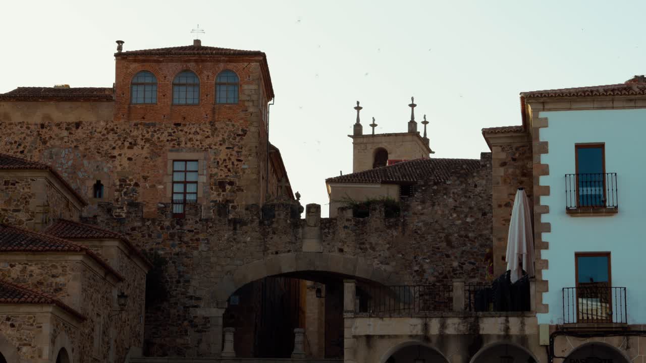 Edificios de piedra históricos y arco en un antiguo pueblo europeo