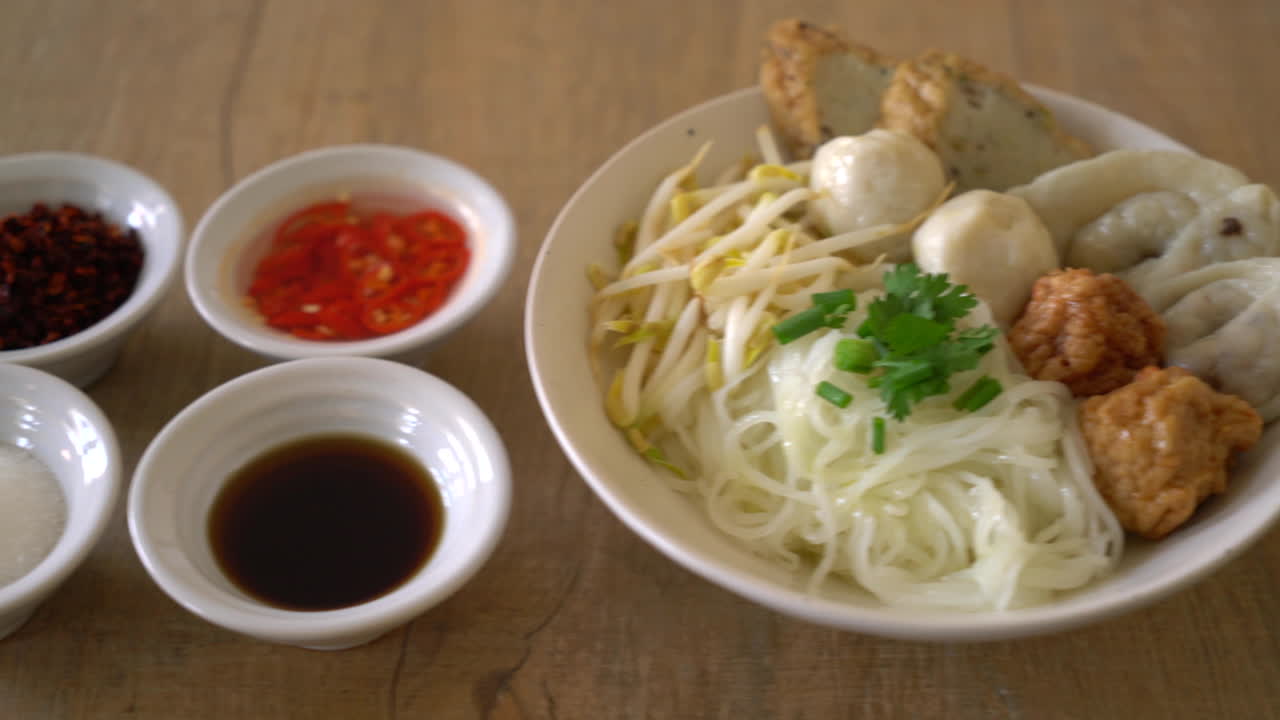 생선 공 국수 그릇