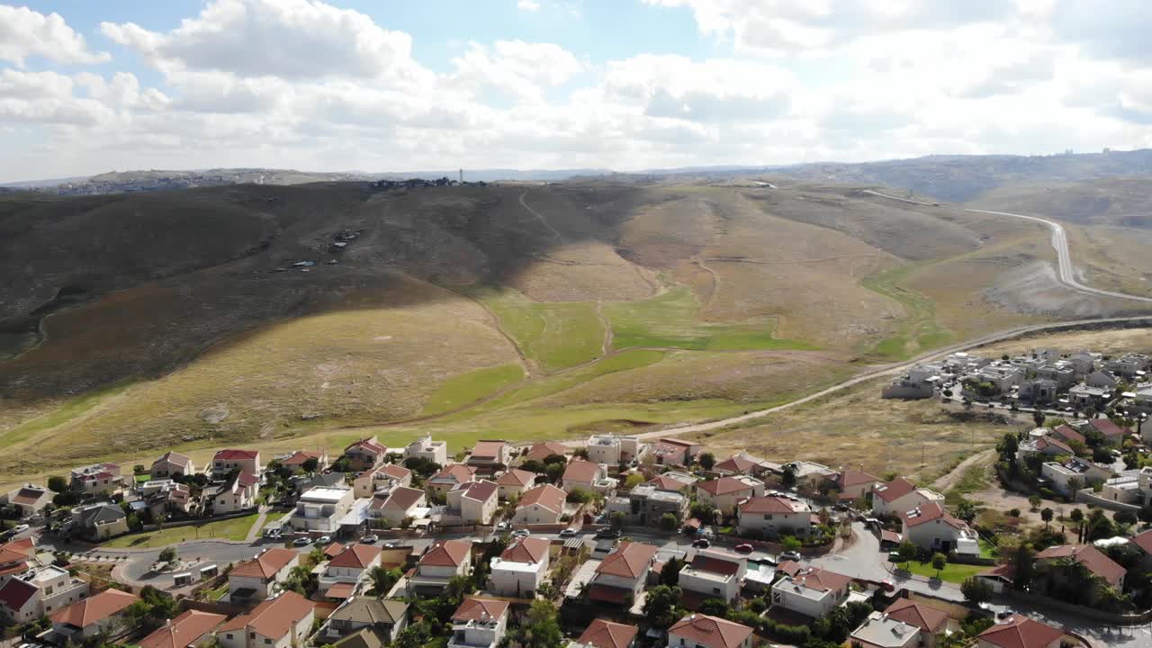 vista aérea de una ciudad enclavada en colinas
