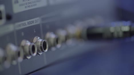 enchufes de ingeniero de audio en la sala de control cables de audio izquierdo y derecho
