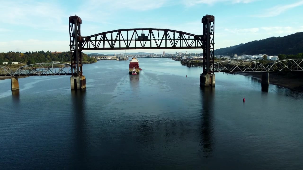 USA, OR, Portland, St John's Train Bridge, 2024-10-10 - Drone flyver over et fragtskib, der nærmer sig St John's Train Bridge (BNSF) med broen hævet.