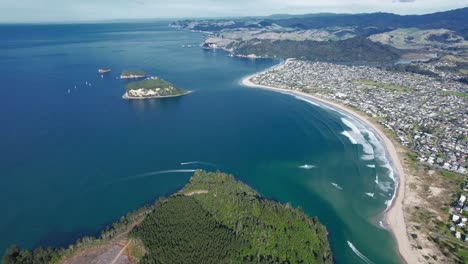 뉴질랜드 북섬의 코로만델 반도 (coromandel peninsula) 의 가마타 해변에 있는 해안 정착촌.