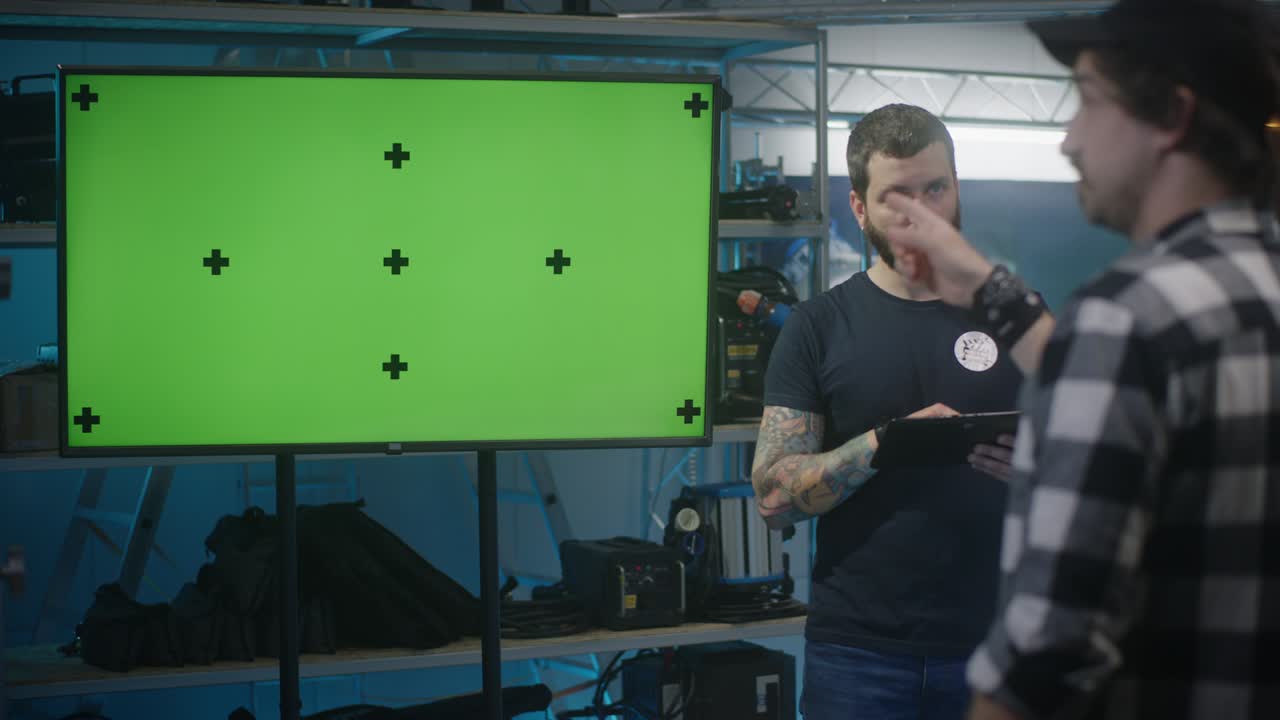 임대 상점에서 비디오 장비를 확인하는 고객