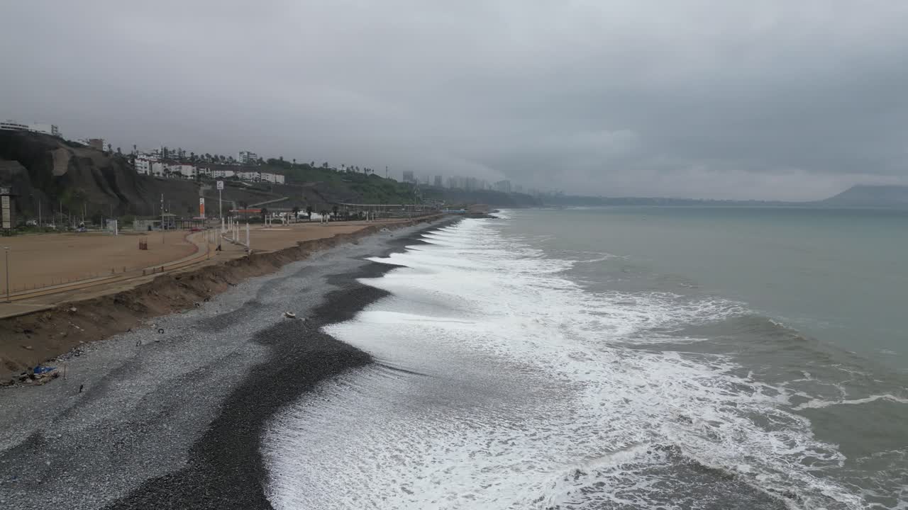 앞에서 공중 돌리 드론 샷
