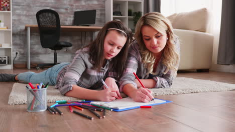 Happy-kid-and-her-mother-lying-on-the-floor