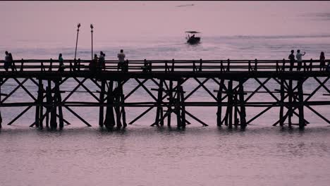 El-Puente-Mon-Es-Un-Antiguo-Puente-De-Madera-Ubicado-En-Sangkla,-Tailandia