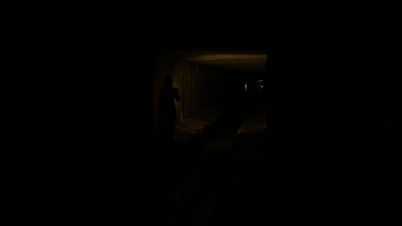 túnel subterráneo oscuro con persona