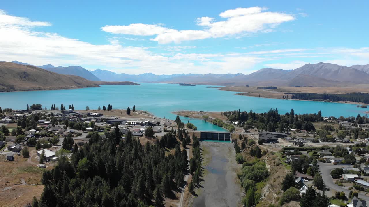 테카포 호수 마을 과 같은 이름 의 호수, 해안 과 통제 게이트 의 공중 사진