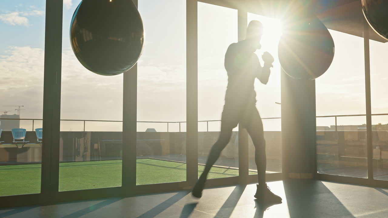 mma, 힘과 권투 가방 운동 선수 남자 주먹에 의해