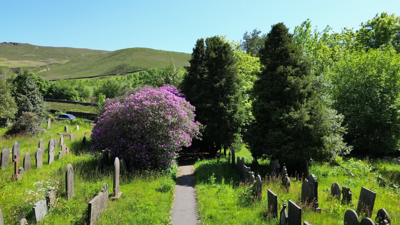 영국 시골의 드론 촬영 , 토드모든의  ⁇ 바츠 교회에 위치한 무덤 야드에서 이륙을 시작합니다.