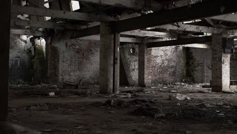 caminando a través de un edificio urbano abandonado y derrumbado.