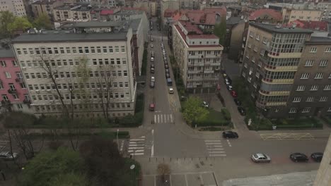 una calle con coches estacionados y edificios viejos en europa oriental