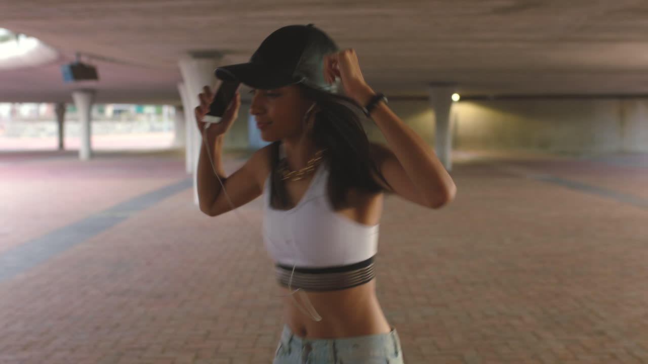 Ragazza felice che balla al ritmo di musica sul telefono