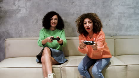 amigos jugando a videojuegos