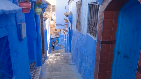 Camine-Por-El-Callejón-De-Casas-Tradicionales,-Fachadas-Azules-De-La-Ciudad-De-Chefchaouen,-Perla-Azul-De-Marruecos