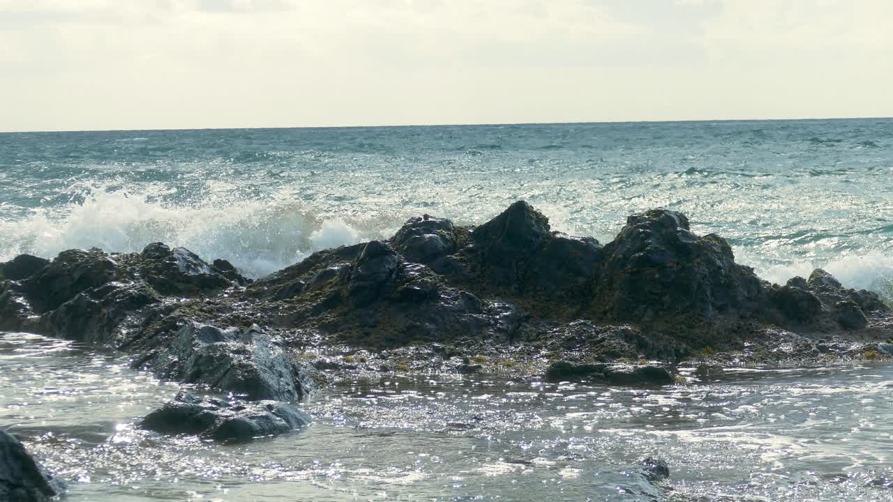 fuertes olas chocando contra las rocas