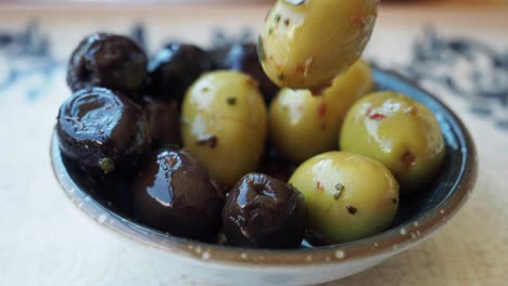 aceitunas mezcladas en un cuenco