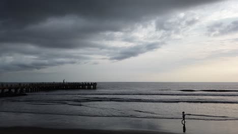 cuando los jóvenes van a la playa la vida comienza y la relajación llega
