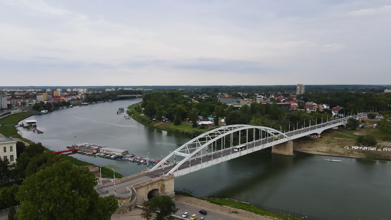 Vista aérea panorâmica da Ponte Belvárosi sobre o Rio Tisza, Szeged, Hungria