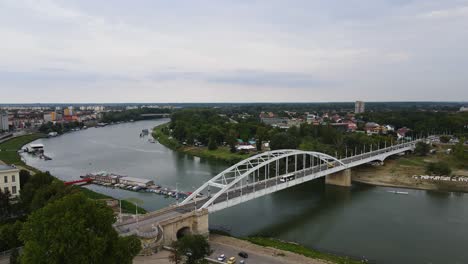 Antena-Que-Establece-La-Vista-Del-Puente-Del-Centro-Sobre-El-Río-Tisza,-Szeged,-Hungría