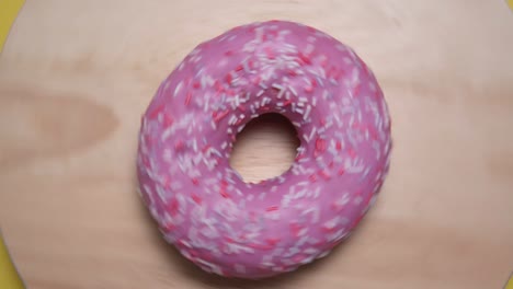 deliciosa rosquilla dulce girando en un plato. vista de arriba. panes helados recién horneados deliciosos.