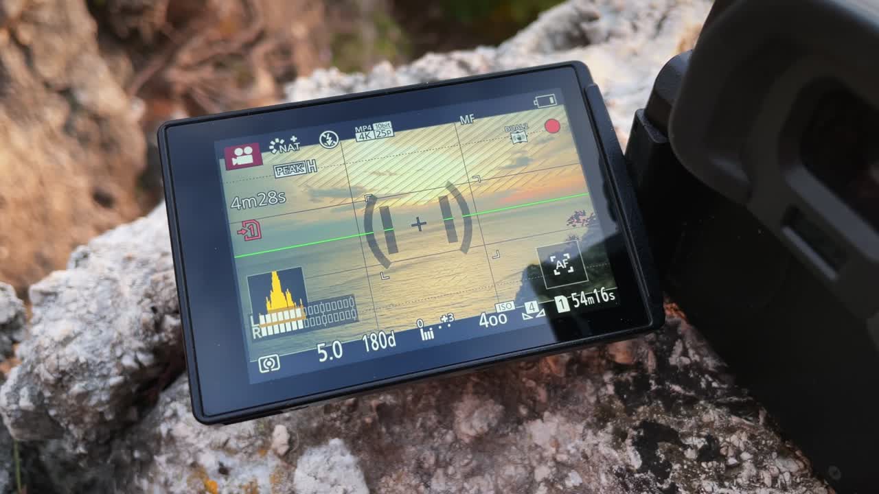 pantalla de la cámara de video, grabación de video de una hermosa puesta de sol en el mar. grabación de la puesta de sol, vista desde la cámara de vídeo. grabación pantalla de la camera