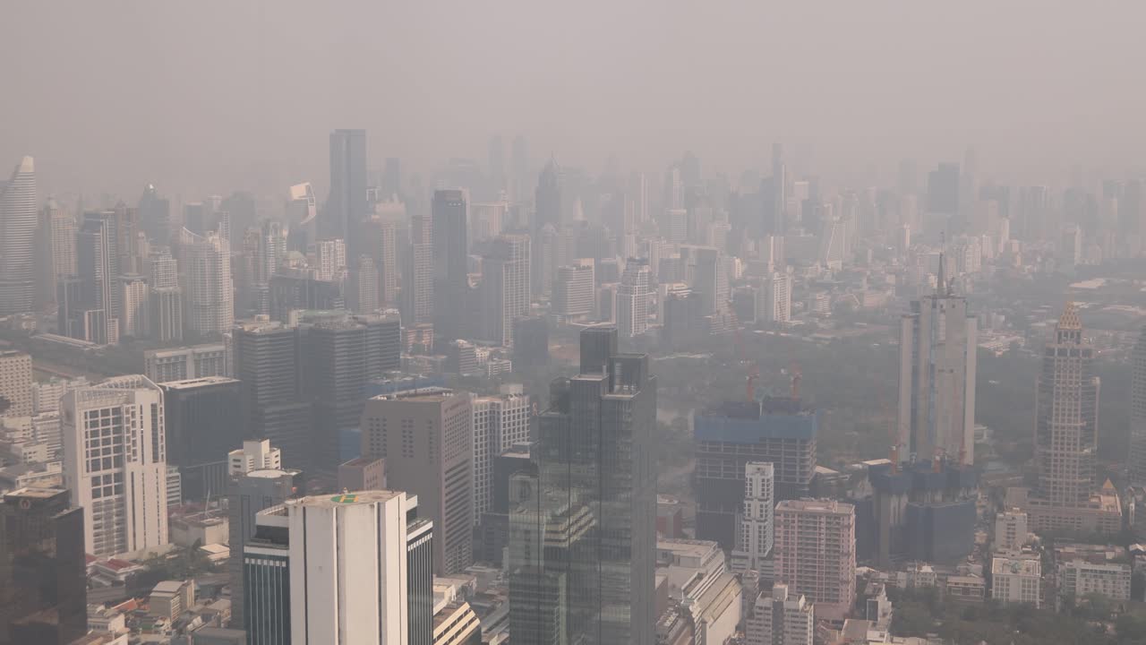 태국의 수도인 방 시내의 지붕에서 방의 광활한 도시 풍경을 내려다보고 있습니다.