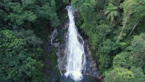 Drone-Subiendo-Mostrando-Una-Hermosa-Cascada