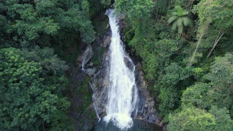 drone going up showing a beatifull waterfall