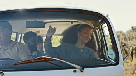 feliz, gente y viaje por carretera con libertad