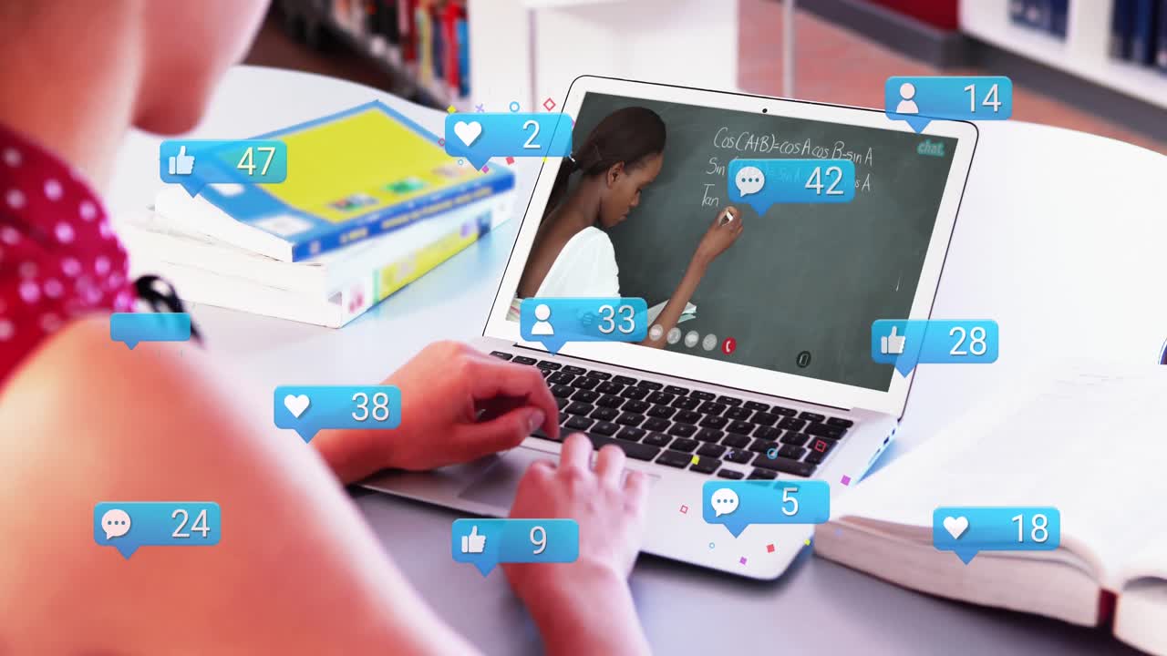 animación de iconos de las redes sociales con un número creciente de mujeres caucásicas que usan computadoras portátiles