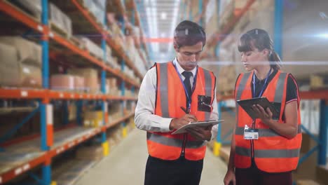 animación de un hombre y una mujer trabajadores de almacén contando