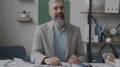 hombre de negocios en el cargo