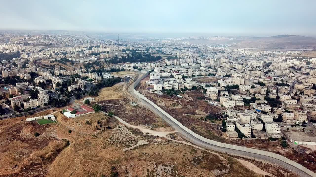 jerusalén y palestina divididas por el muro vista aérea