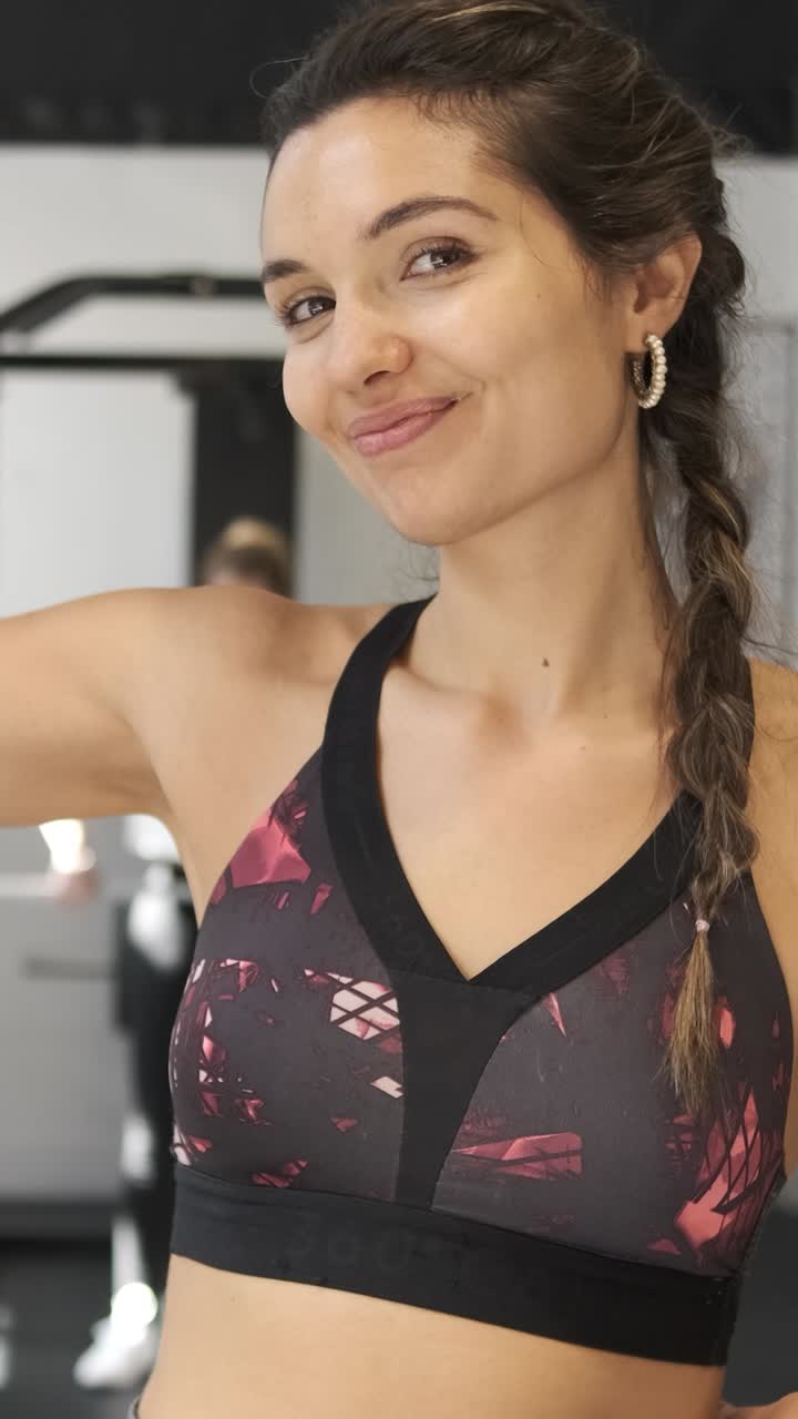 mujer en el gimnasio