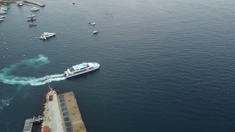 Vista-Aérea-Del-Crucero-De-Pasajeros-De-Santa-Catalina-Y-El-Asombroso-Paisaje-Del-Puerto-De-Avalon,-órbita-Amplia